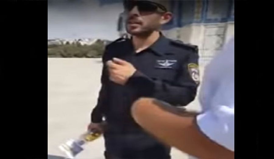 ضابط من كيان يهود يتجول في باحات الأقصى بـ&quot;زجاجة خمر&quot;