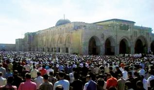 توافد مئات الآلاف من أهل فلسطين للصلاة في المسجد الأقصى  خير دليل على تمسكهم بإسلامهم ومقدساتهم