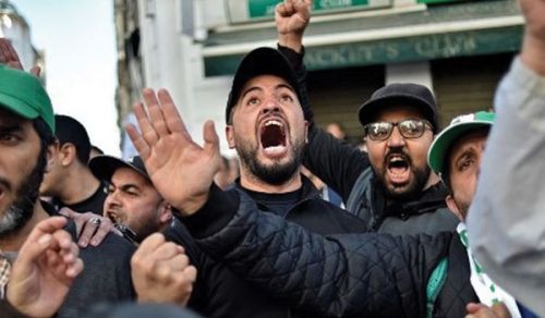 مظاهرات في الجزائر  للمطالبة بإلغاء الانتخابات الرئاسية المقررة هذا الشهر