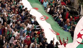 مظاهرات حاشدة في الجزائر  رفضا لإجراء انتخابات رئاسية عشية انتهاء مهلة الترشح