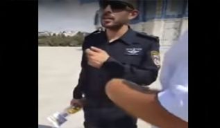 ضابط من كيان يهود يتجول في باحات الأقصى بـ"زجاجة خمر"