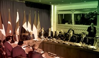 ترامب يقود أتباعه من الحكام في بلاد المسلمين إلى صفقة خزي وعار  فيُطأطئون رؤوسهم وراءه بجعل غزة هاشم تحت الوصاية والاستعمار!