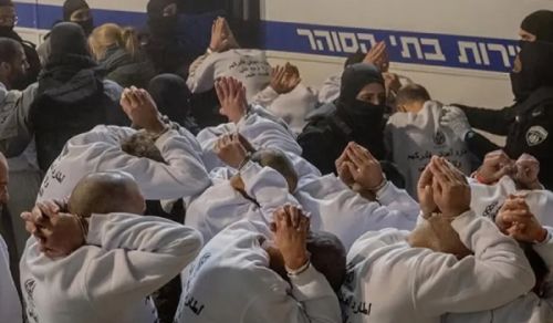 من لأسرى فلسطين  وقد نصبت لهم  أعواد المشانق؟!