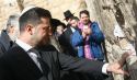 رئيس أوكرانيا يهودي عنصري حاقد  يقف في صف كيان يهود الغاصب