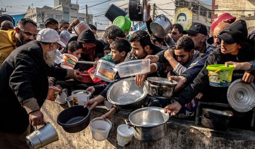 الجوع يضرب أطنابه في غزة  وأنتم المأخوذون بجريرته أيها المسلمون