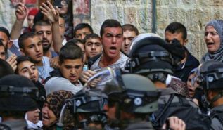 اشتباكات بين قوات "إسرائيلية" وفلسطينيين في المسجد الأقصى