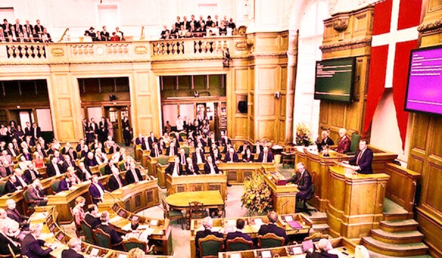 رئيسة وزراء الدنمارك تفتتح البرلمان  بهجوم جديد على العائلات المسلمة!