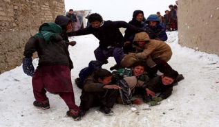 حسبنا الله في حكام تولوا أمر المسلمين وغفلوا عنهم وفاة 27 طفلا في أفغانستان بسبب البرد القارس