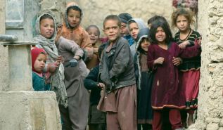 ملايين الأطفال الأفغان باتوا ضحايا لحرب أمريكا الصليبية