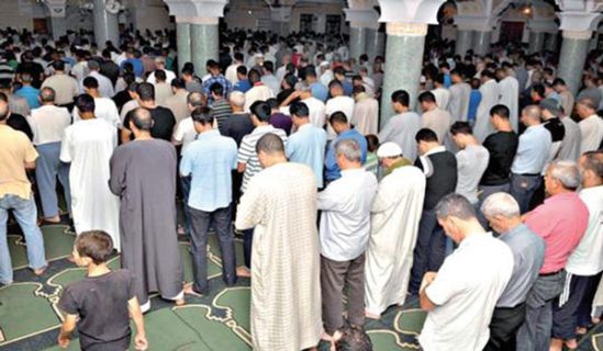 بذريعة محاربة "الإرهاب" ومواجهة التهديدات "الإرهابية"  يُجبر خطباء المساجد على الترويج لسياسة حكام الجزائر السلطات الجزائرية تعود إلى تحديد مواضيع خطب الجمعة بالمساجد