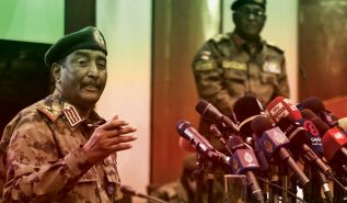 أمريكا تتجاوز المدنيين في السودان  وتتقدم خطوة لتمكين العسكر
