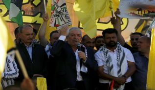 السلطة الفلسطينية تدفع بحركة فتح لمواجهة الناس والدفاع عن فسادها وإجرامها