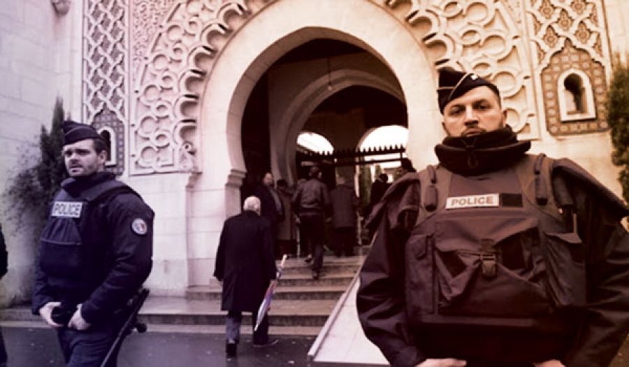 من ثمار الحضارة الرأسمالية  فرنسا تقيل إمام مسجد لتلاوته آيات (منافية لقيم الجمهورية)!