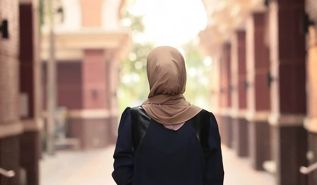 مشاكل المرأة لا يمكن أن تعالج من جذورها  إلا بأحكام الإسلام
