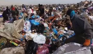 المئات في البصرة الغنية بالنفط يبحثون عن قوتهم وسط القمامة!!
