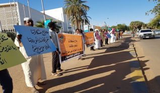 حزب التحرير/ ولاية السودان ينفذ وقفة استنكارية أمام قاعة الصداقة رفضاً لاجتماع ما يسمى بأصدقاء السودان