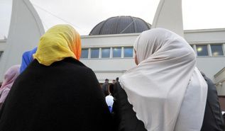 من ثمار الحضارة الرأسمالية  منع الحجاب في أماكن العمل بأوروبا