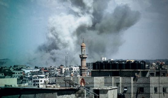 أهل غزة بين نيران الاحتلال وخنادق الطغاة!  كيف تُنهَب المساعدات وتُستغل المعاناة؟