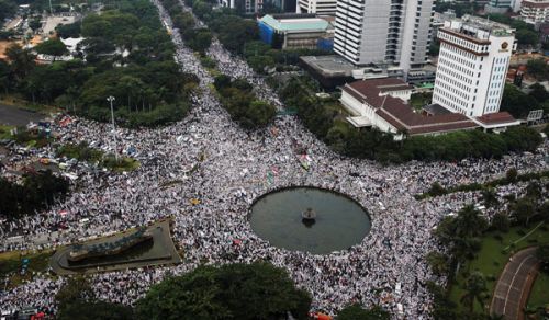 انتصار المسلمين في إندونيسيا للقرآن الكريم إصابات في تظاهرة جاكرتا ضد المحافظ المتهم بـ &quot;إهانته القرآن&quot;