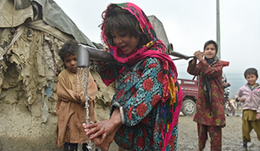 أطفال أفغانستان يموتون جوعا  والمجتمع الدولي يعزف على جراحاتهم