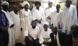 وفد من حزب التحرير/ ولاية السودان يلتقي شيخ السجادة القادرية العركية بطيبة